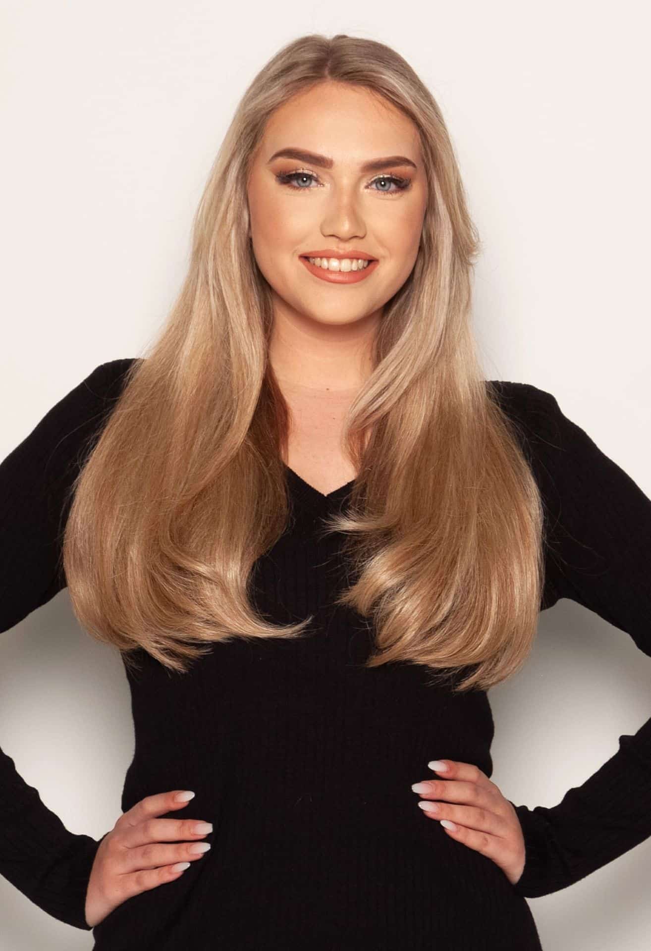 Woman with blonde long hair and a Hairdreams hair extension